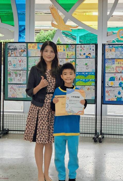 顏楷祐同學獲贈小作家證書並與校長合照圖片